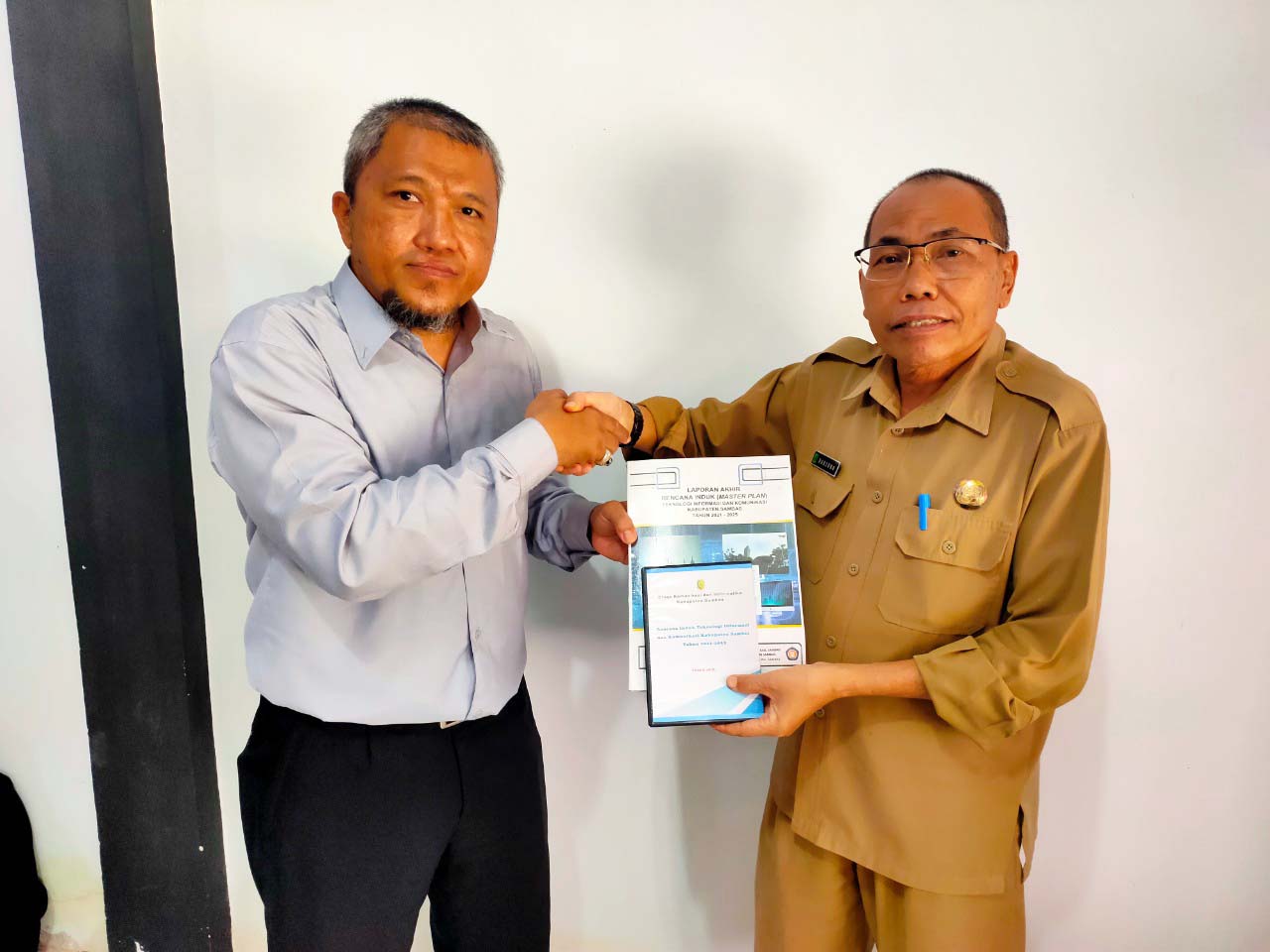 Read more about the article Serah Terima Laporan Masterplan SPBE Kabupaten Sambas Tahun 2021-2025