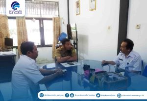 Read more about the article Kadis Kominfo Menerima Kunjungan Koordinasi RRI Pontianak Perihal Pemasangan Alat Relay Radio Di Paloh.