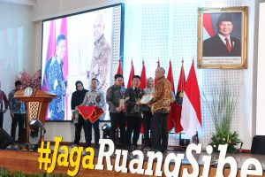 Read more about the article Bupati Sambas Terima STR TTIS dari BSSN! Bukti Serius Lindungi Siber Daerah
