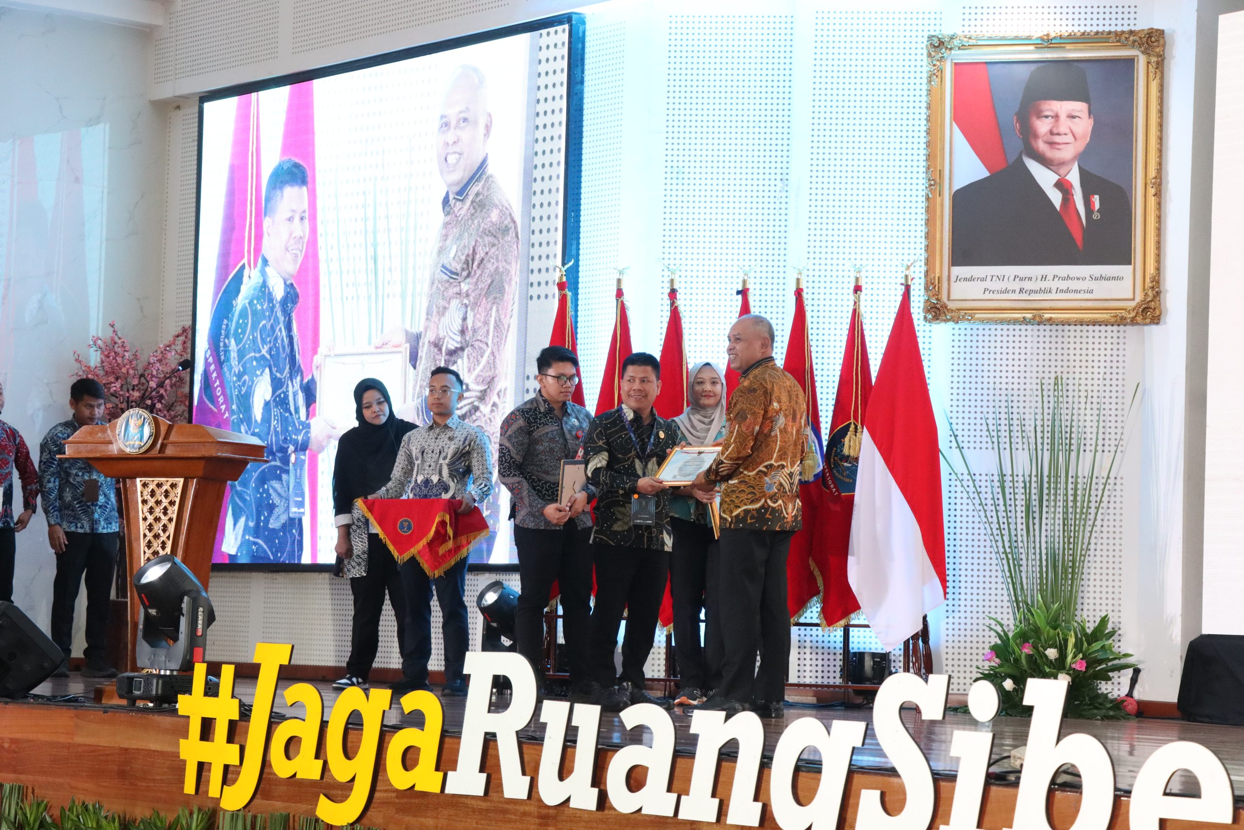 Read more about the article Bupati Sambas Terima STR TTIS dari BSSN! Bukti Serius Lindungi Siber Daerah