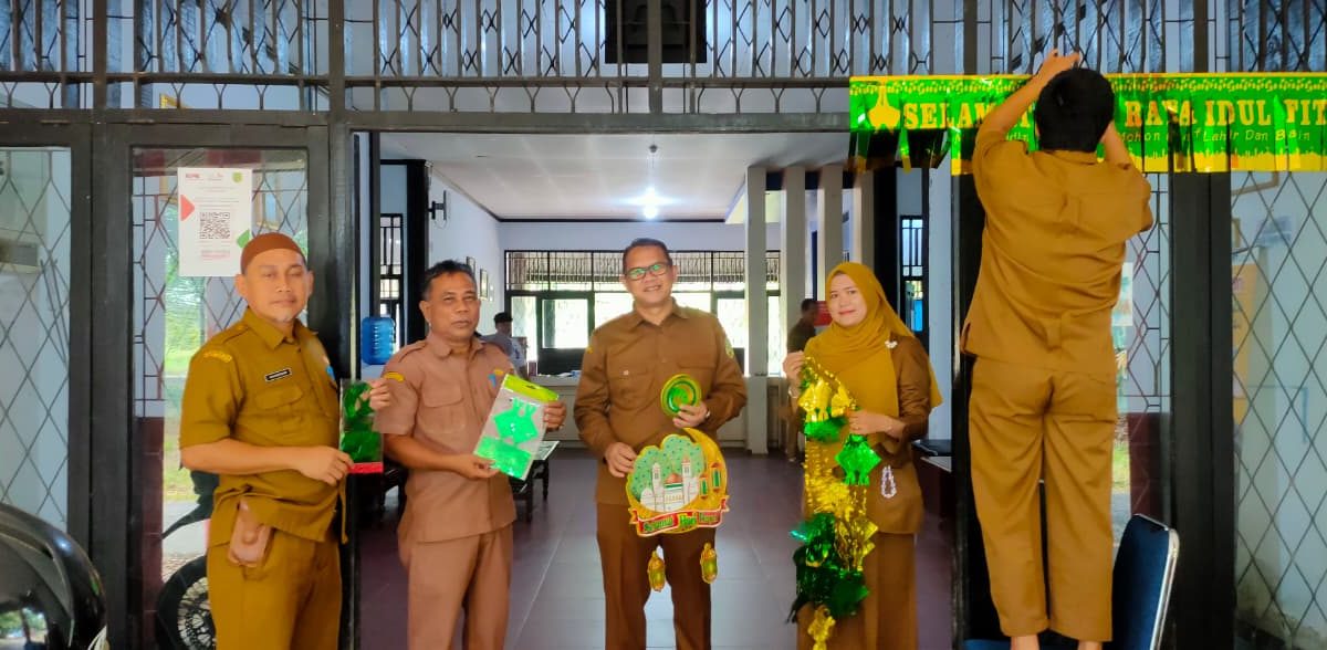 Nuansa Lebaran Mulai Terasa, Diskominfo Kabupaten Sambas Percantik Kantor dengan Dekorasi Bernuansa Idulfitri