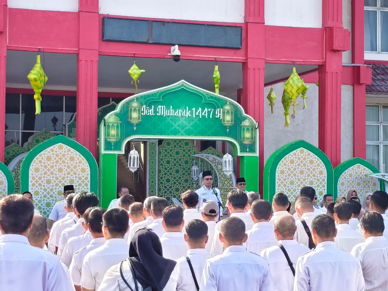 Tingkatkan Disiplin Pasca Lebaran, Dinas Kominfo Sambas Ikuti Apel Gabungan di Kantor Bupati