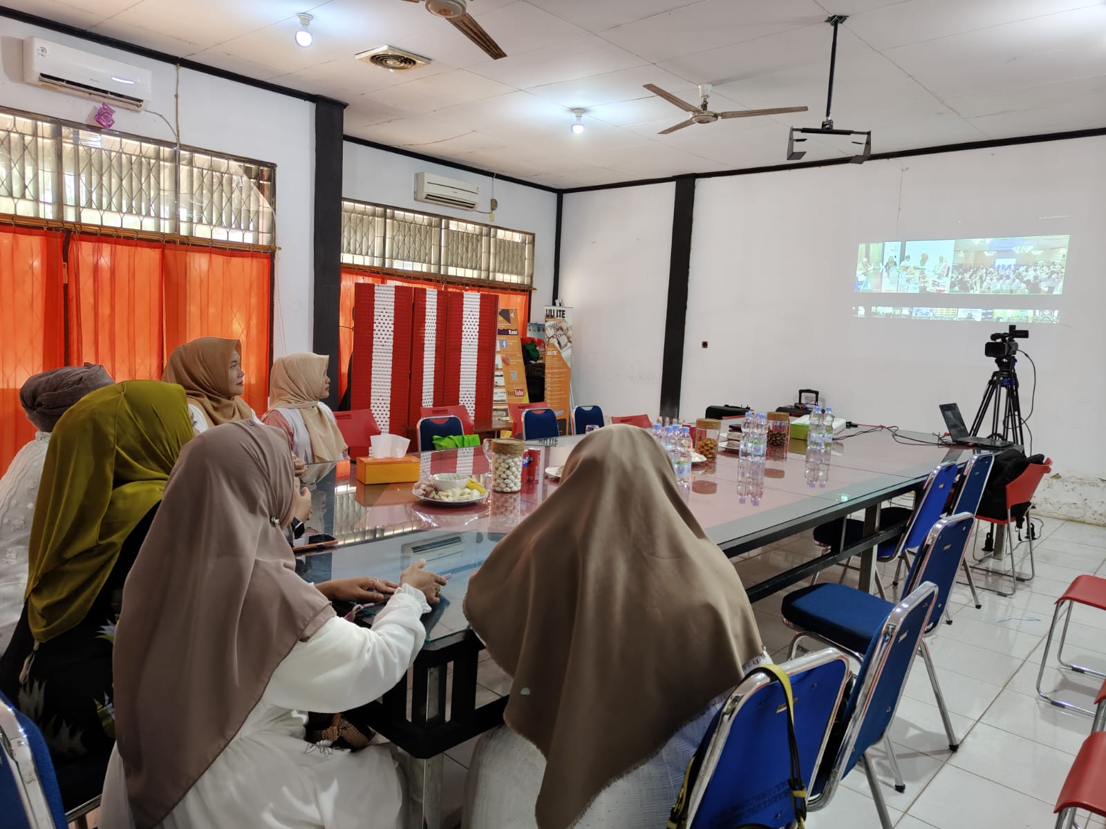 You are currently viewing Sinergi Digital: Dinas Kominfo Fasilitasi DWP Sambas dalam Halalbihalal dan Peringatan Hari Kartini DWP Pusat