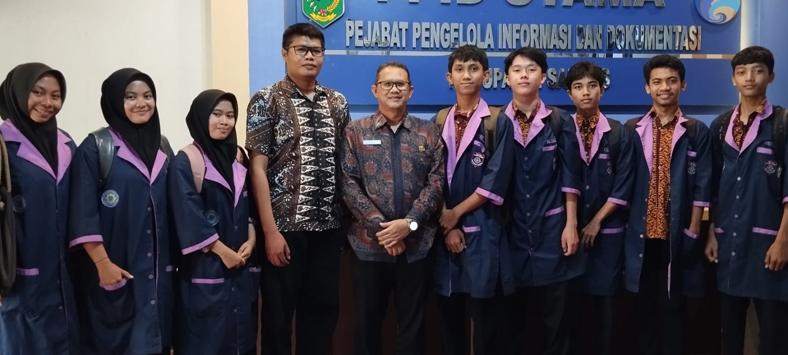 You are currently viewing Sinergi Diskominfo Sambas dan SMKN 1: Terobosan Baru Pembelajaran Berbasis Praktis
