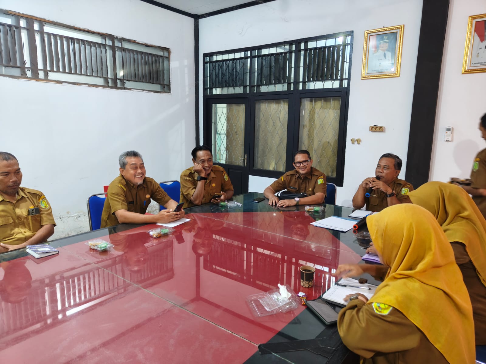 Tingkatkan Kedisiplinan dan Kekompakan, Diskominfo Sambas Gelar Rapat Koordinasi Seluruh Staf