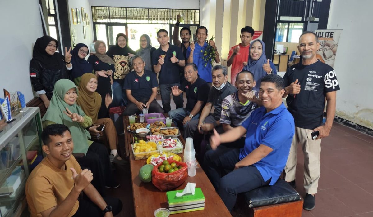 Dinas Kominfo Kabupaten Sambas Mulai Rutinkan Gerakan Jumat Bersih di Lingkungan Kantor