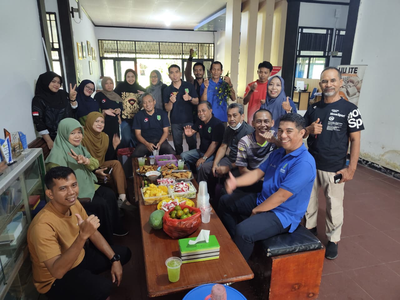 Dinas Kominfo Kabupaten Sambas Mulai Rutinkan Gerakan Jumat Bersih di Lingkungan Kantor