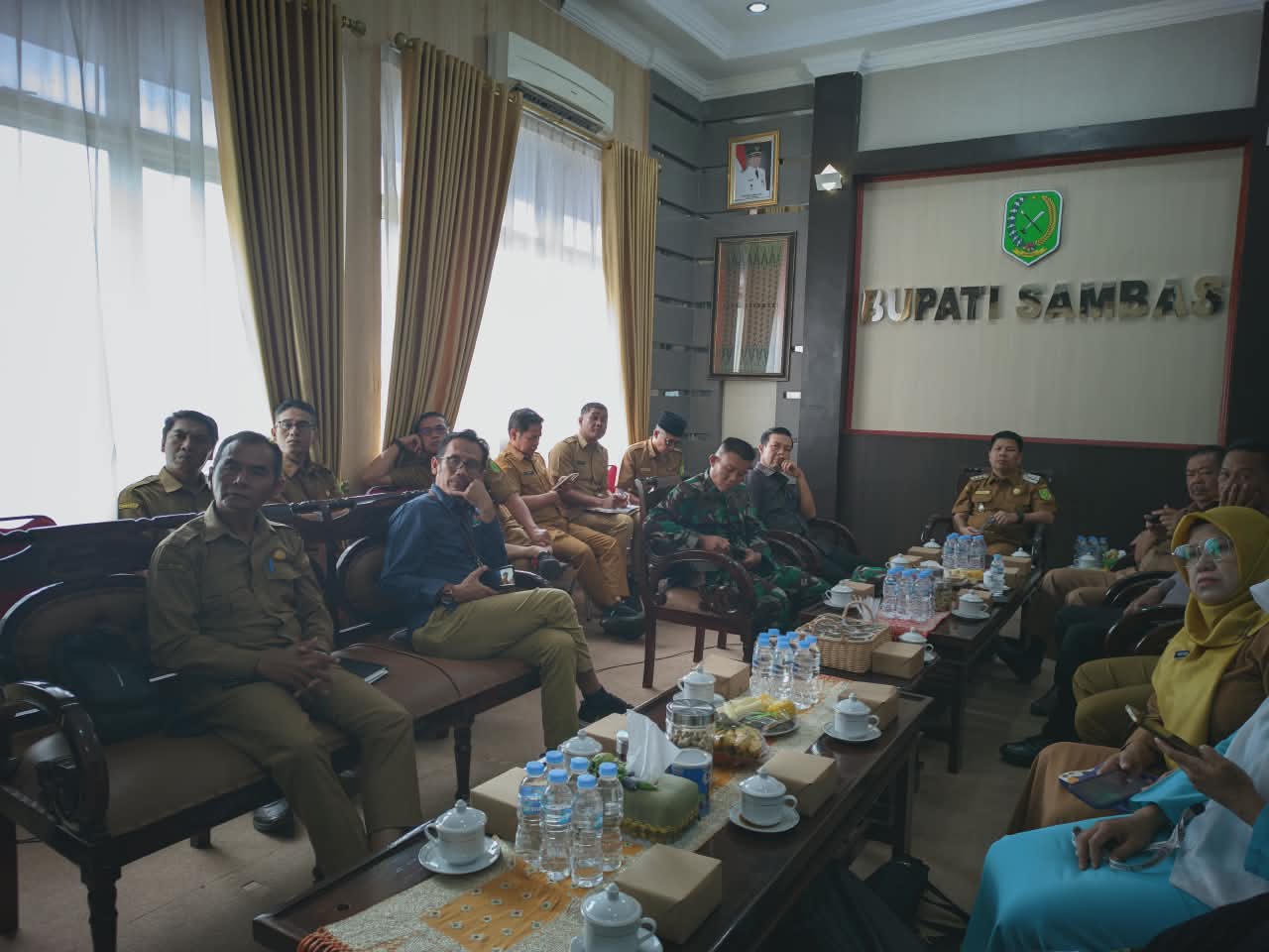 Read more about the article Dinas Kominfo Sambas Fasilitasi Zoom Rakor Inflasi Bersama Bupati