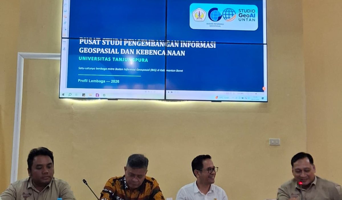 INTEGRASI DATA SEKTORAL: Diskominfo Sambas Terima Plakat Apresiasi dari LPPM Untan dalam Penguatan Kerja Sama Strategis Berbasis Triple Helix.
