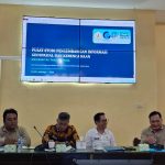 INTEGRASI DATA SEKTORAL: Diskominfo Sambas Terima Plakat Apresiasi dari LPPM Untan dalam Penguatan Kerja Sama Strategis Berbasis Triple Helix.