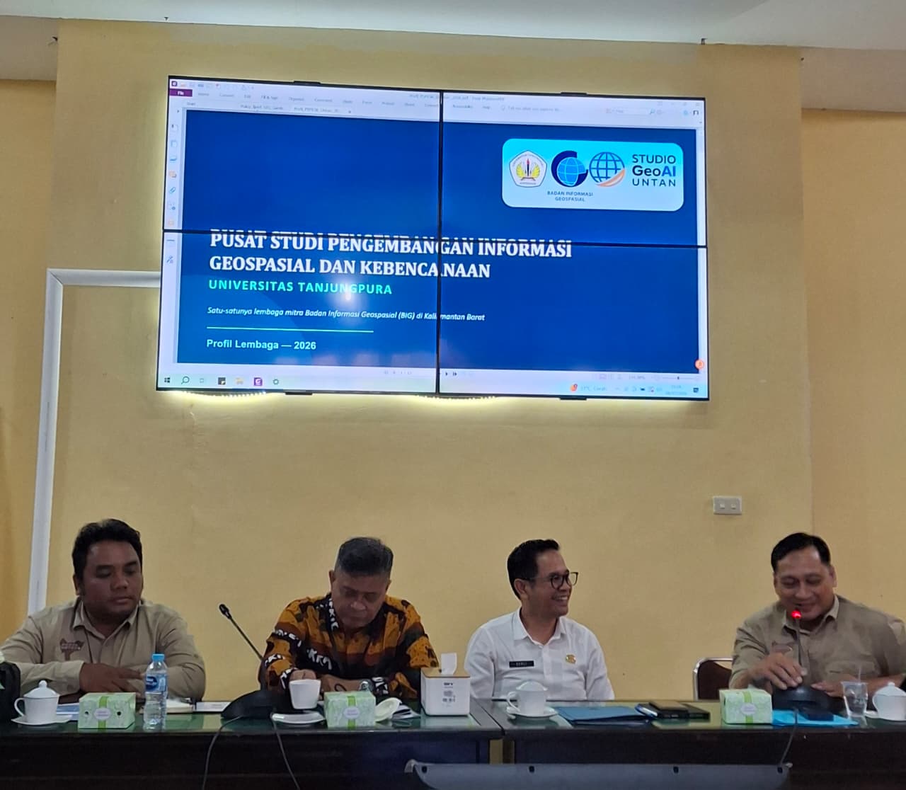 INTEGRASI DATA SEKTORAL: Diskominfo Sambas Terima Plakat Apresiasi dari LPPM Untan dalam Penguatan Kerja Sama Strategis Berbasis Triple Helix.