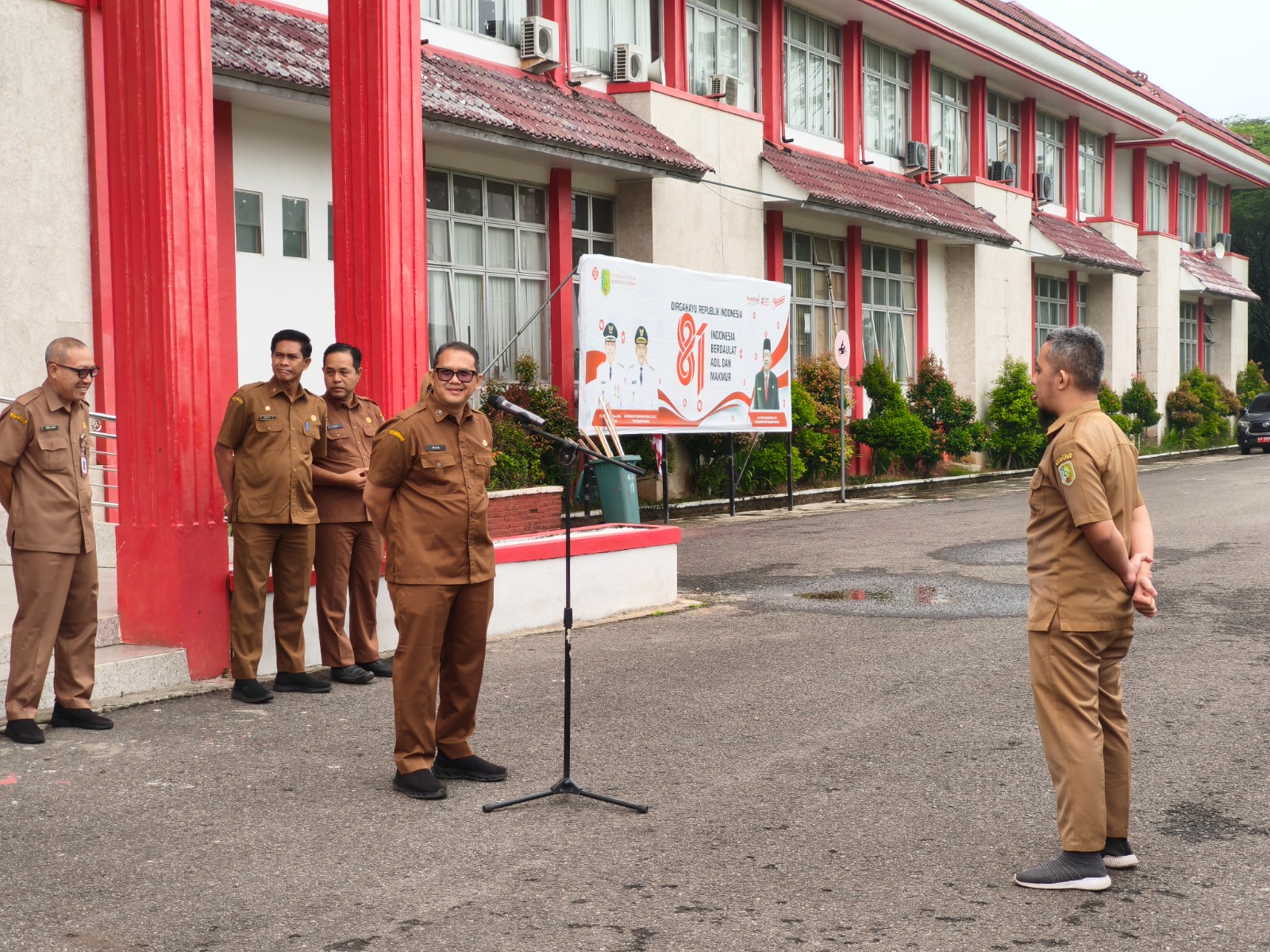 You are currently viewing Pembina Apel Gabungan, Kadis Kominfo Sambas: Apel Pagi Itu Tanggung Jawab Dan Keberuntungan, Bukan Sekadar Kewajiban!